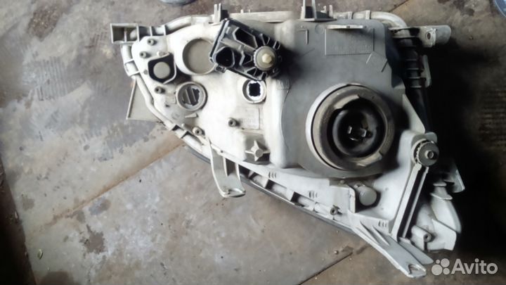 Продаю фару тойота премиа