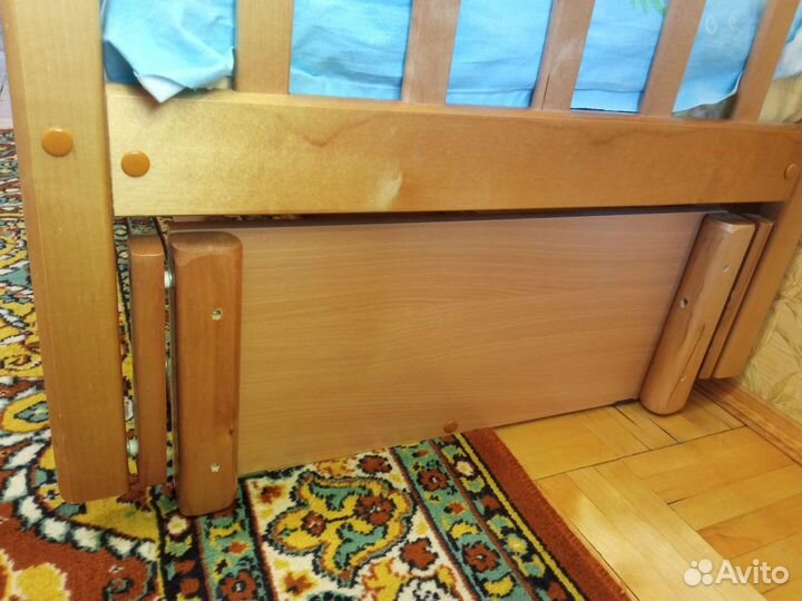 Детская кроватка с маятником