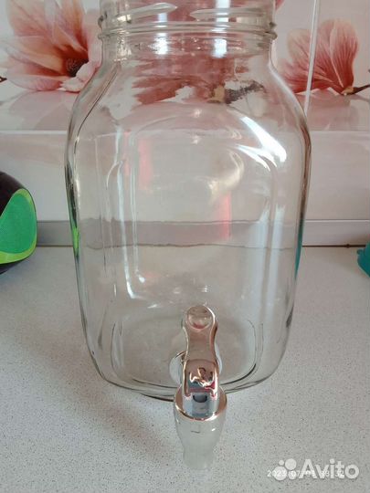 Банка с краником и подставкой