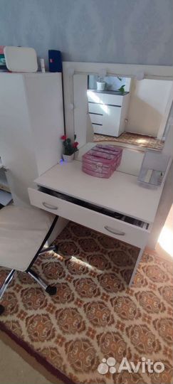 Туалетный столик с зеркалом и подсветкой