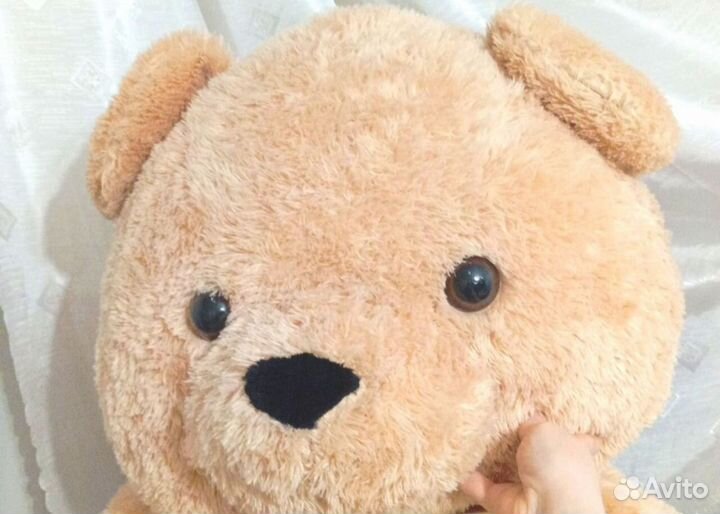 Большой плюшевый медведь