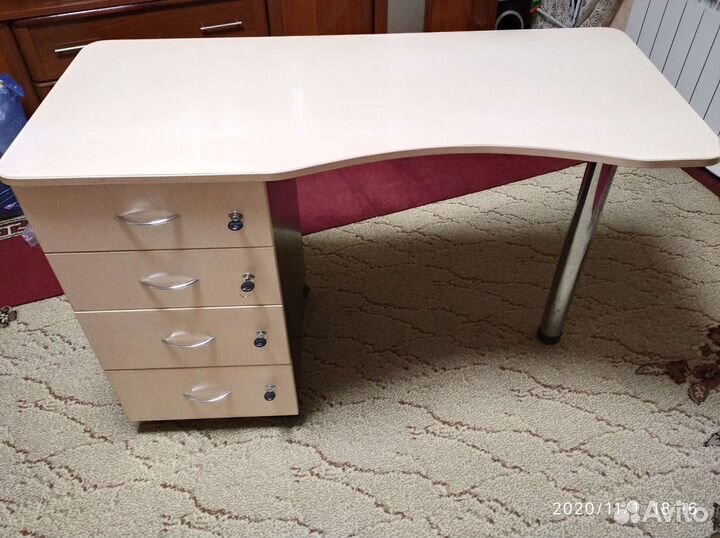 Стол маникюрный