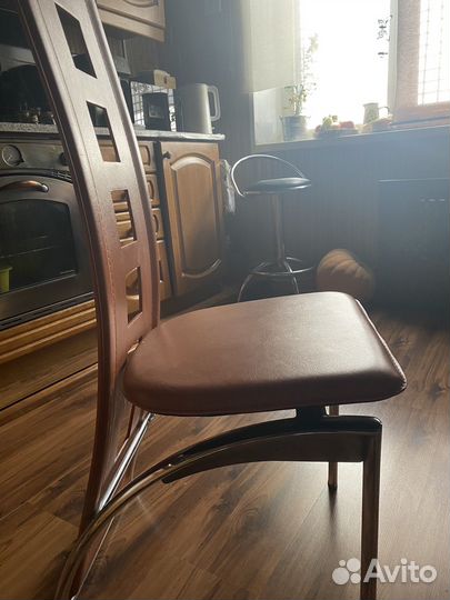 Кожаный стул
