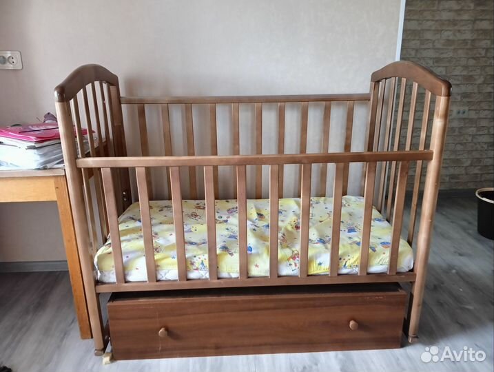 Детская кроватка с маятником и ящиком