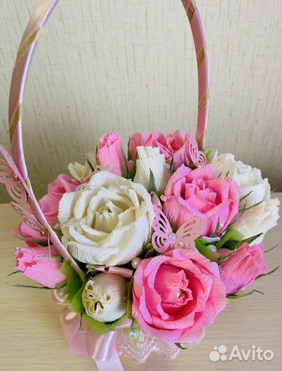 Корзина роз с конфетами