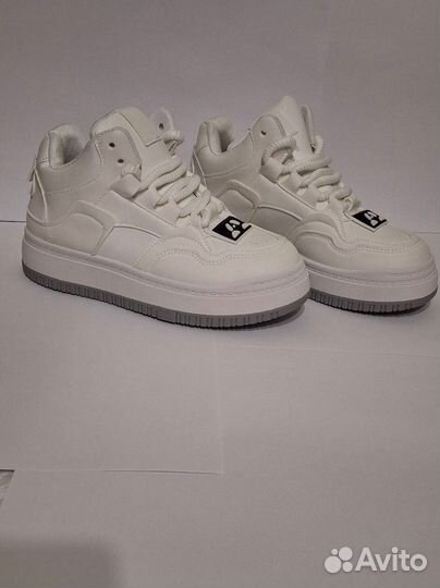 Кроссовки женские