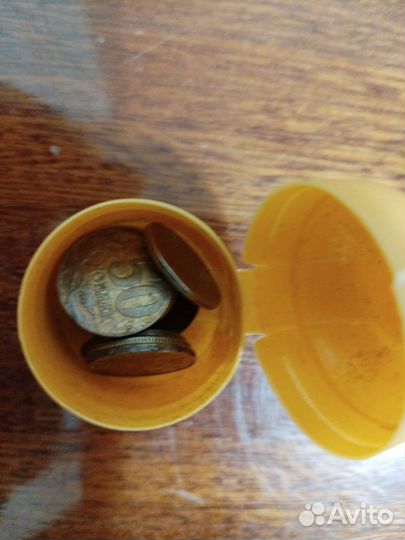 Монеты 50 копеек в яйце монет всего 16 шт в