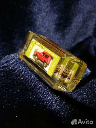 Сувенирчик с Нивой2121 красная