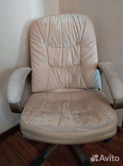 Офисное кожаное кресло