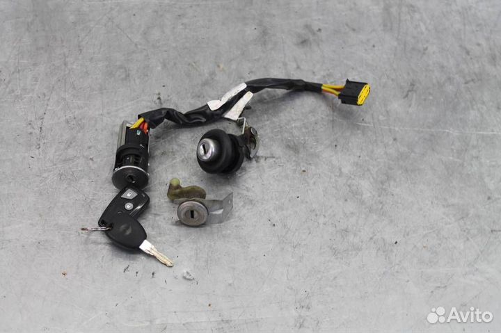 Замок зажигания с комлектом личинок Renault Sand