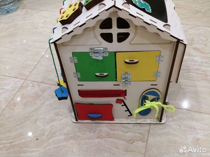 Развивающая игрушка Бизиборд