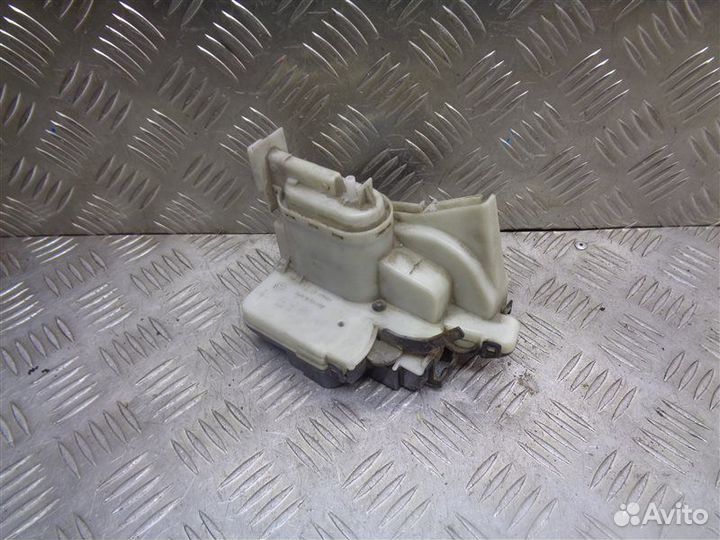 Замок двери задний левый Volkswagen Vento 1993