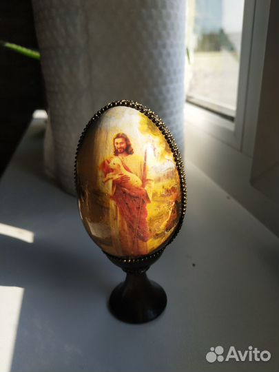 Пасхальное яйцо на подставке