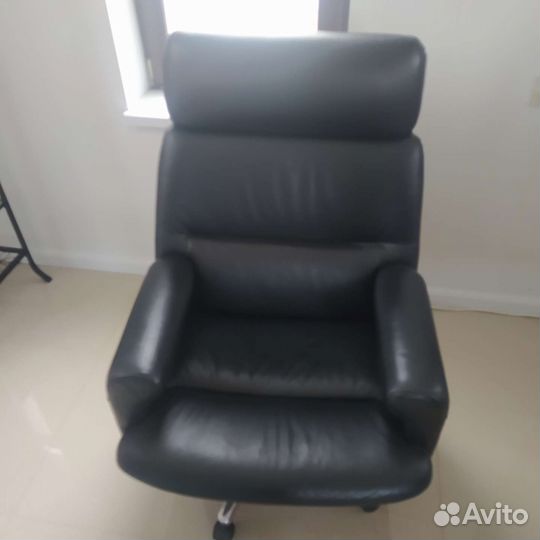 Офисное кожаное кресло руководителя