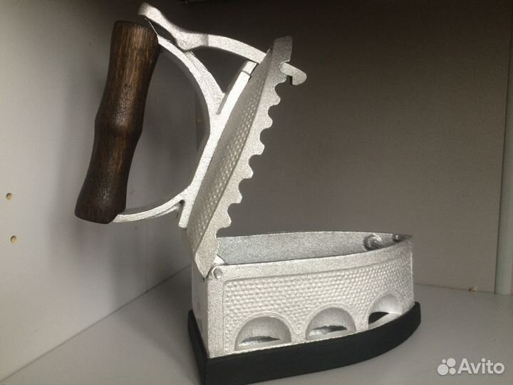 Старинный угольный утюг. Не ржавый. сп