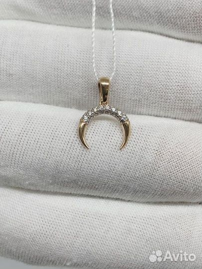 Золотая подвеска с камнем