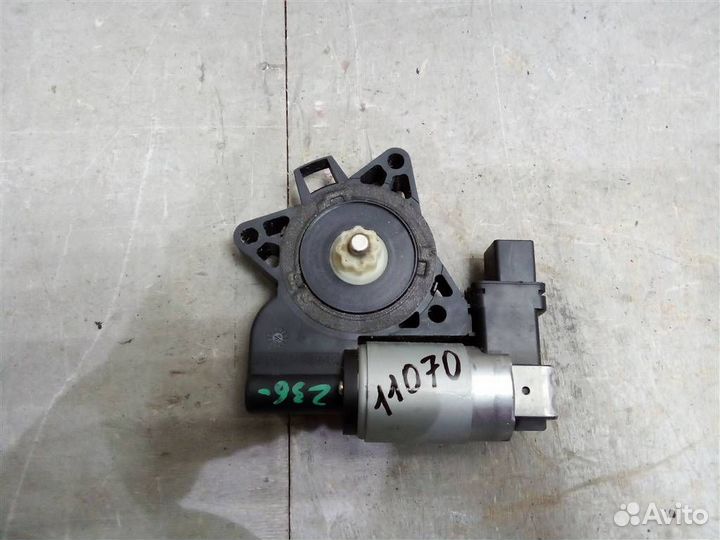 Мотор стеклоподъемника передний правый от Mazda M