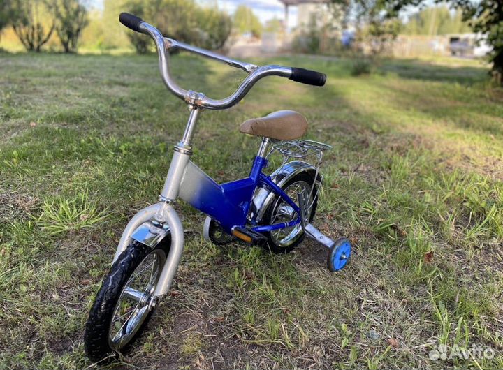 Детский велосипед с дополнительными колесами