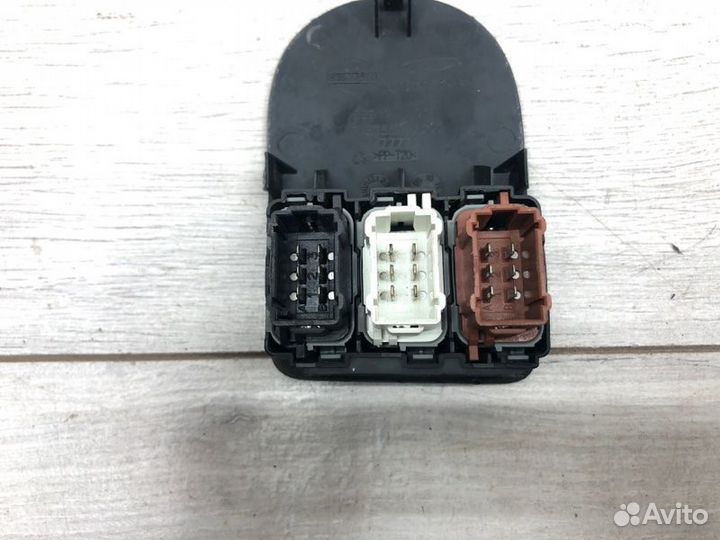 Кнопка обогрева сидений Nissan Qashqai кроссовер
