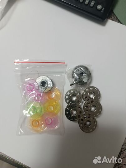 Челнок и шпульки для швейной машинки