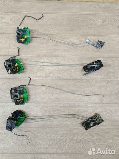 Замок задней двери Hyundai Solaris 2011