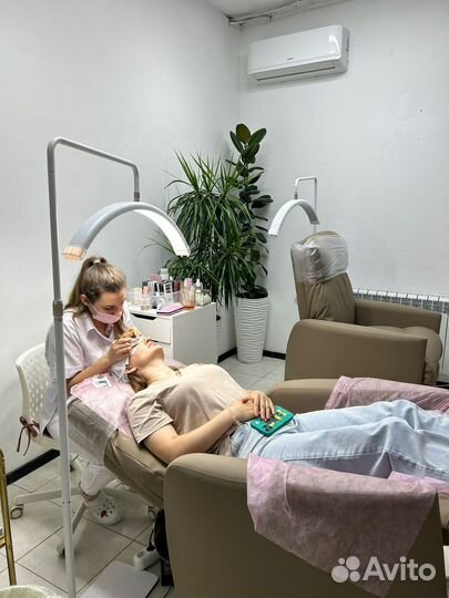 Мастер по наращиванию ресниц