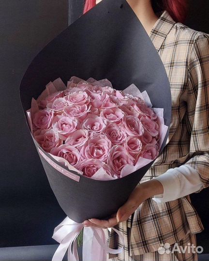 25 роз в картонной упаковке