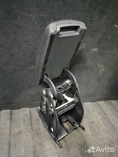 Подлокотник передний на Skoda Octavia A7. MK3