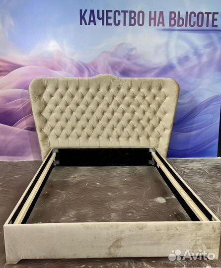 Кровать с мягкой обивкой