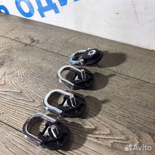 Крепление сетки багажника Land Rover Discovery II