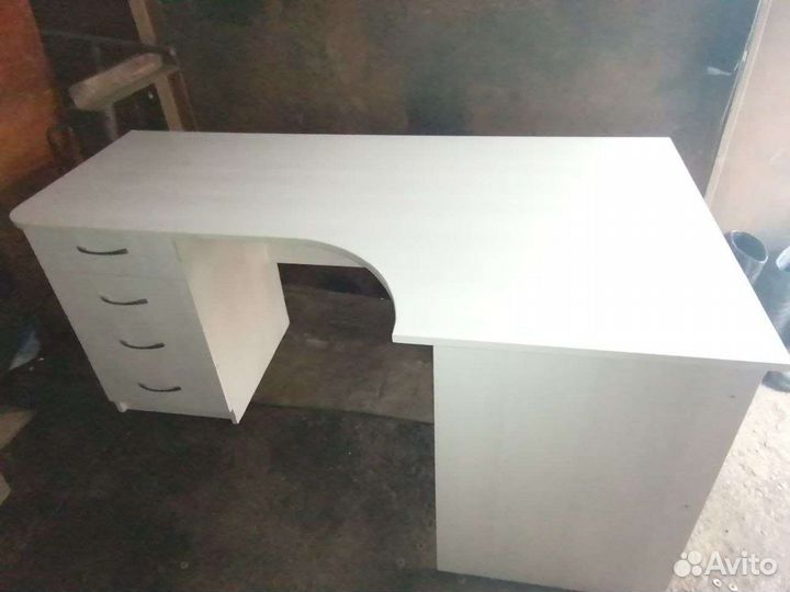 Письменный стол