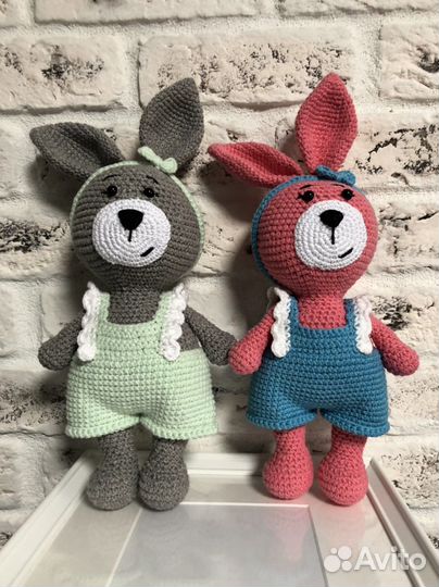 Зайчик в комбинезоне вязаный