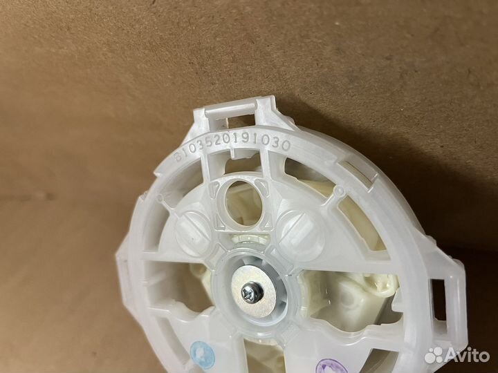 Моторчик правого зеркала Toyota RAV4 50