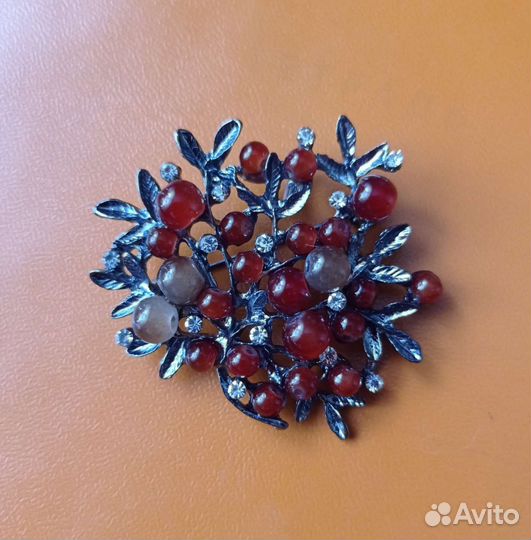 Красивая брошь с натур.камнями. Новая