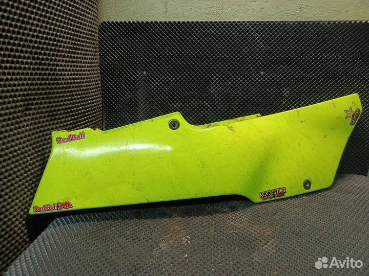 Правый боковой пластик Yamaha fz400r