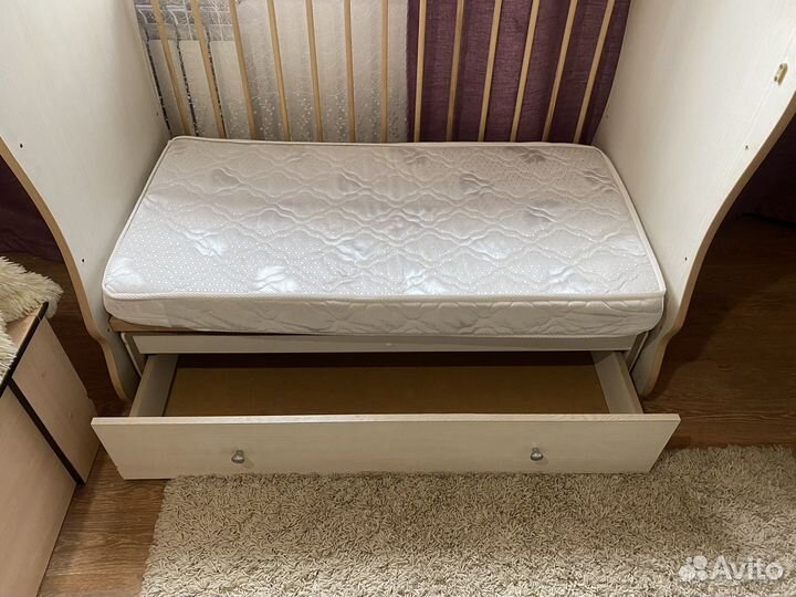 Детская кровать с маятником и ящиком