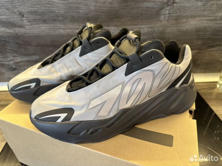 Yeezy Boost 700 mnvn 