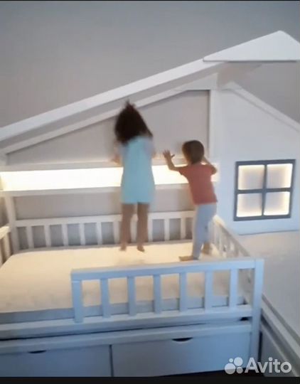 Кроватка домик для двоих из массива дерева