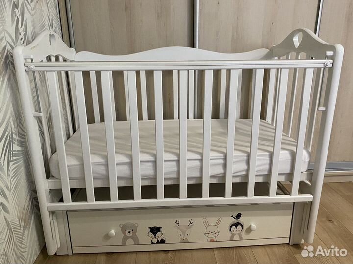 Детская кроватка с универсальным маятником