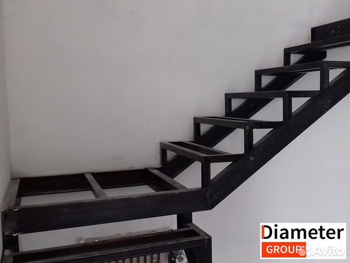 Монтаж красивой лестницы в подвал