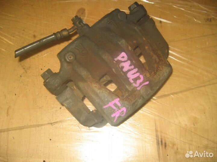 Суппорт перед право Nissan PNU31, PU31, TNU31, TU3