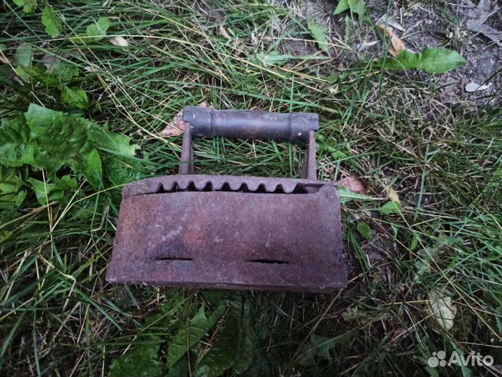 Старинный угольный утюг