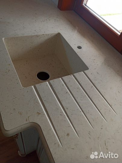 Столешница из кварцевого агламерата (камня)