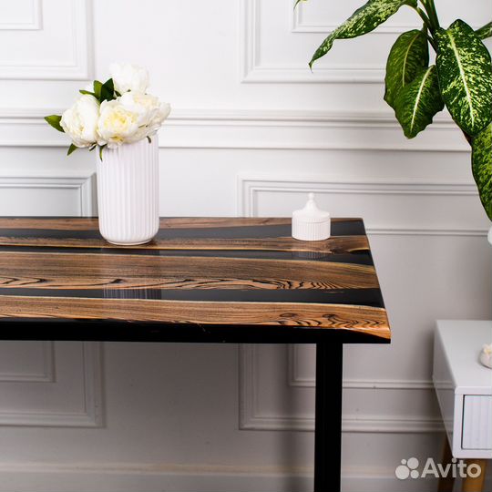 Кухонный стол из эпоксидной смолы и дерева