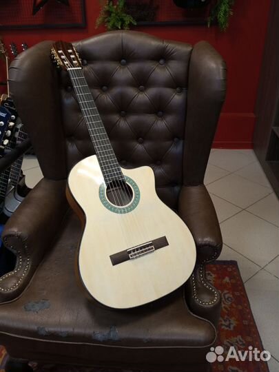 Новая классическая гитара с вырезом
