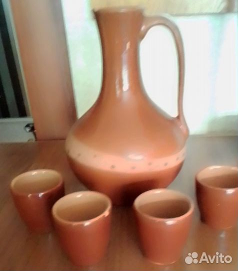 Глиняный кувшин с четырьмя стопками