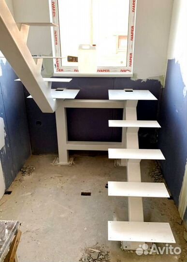 Лестница на металлокаркасе закрытого типа