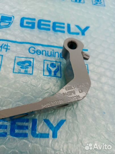 Петля задней двери нижняя Л Geely Monjaro