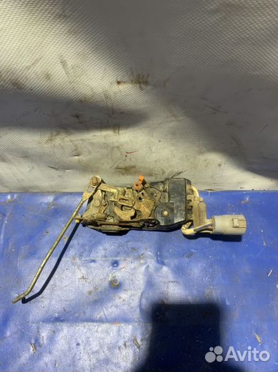 Замок двери передний левый toyota sprinter ae100