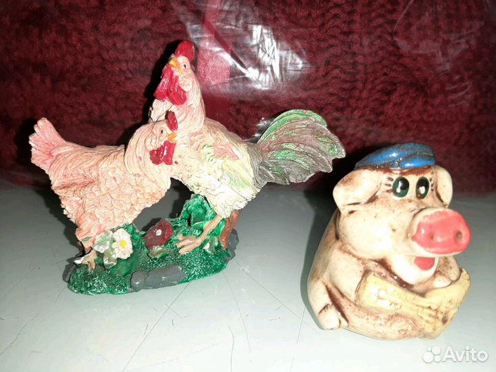 Статуэтки свинки и петушка